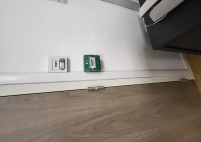 Contrôle d’accès près de Caen (14) — bouton déverrouillage d’urgence